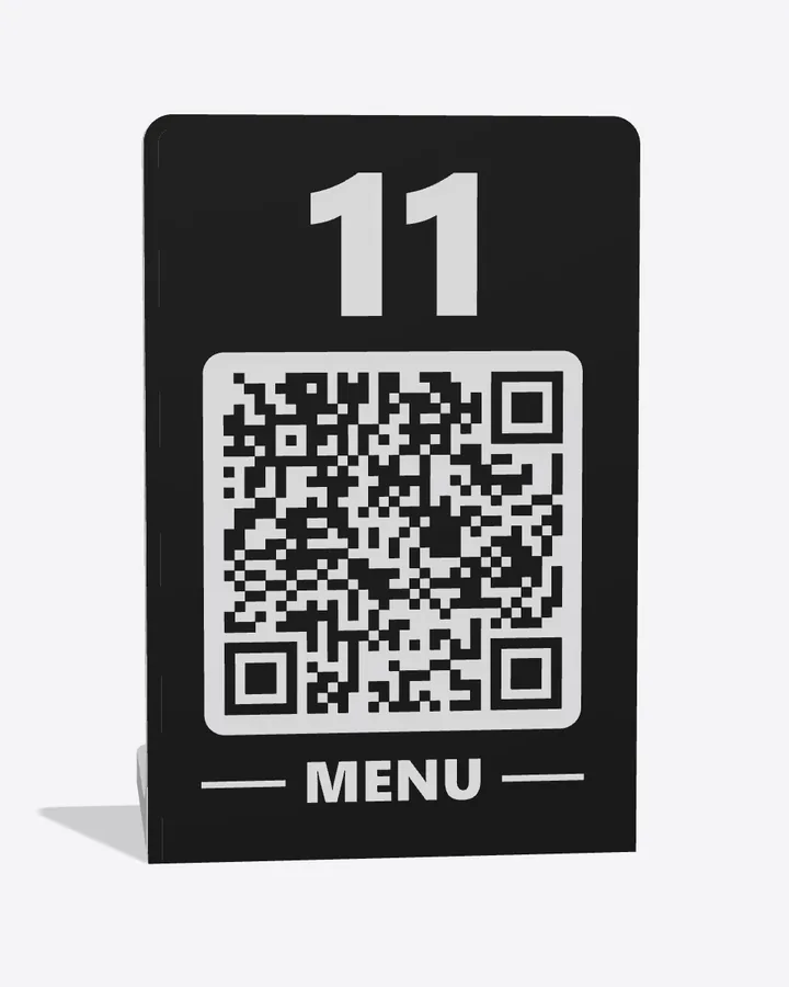 Segnatavolo nero stampato in 3D, col numero 11, il QR del menu e la scritta MENU