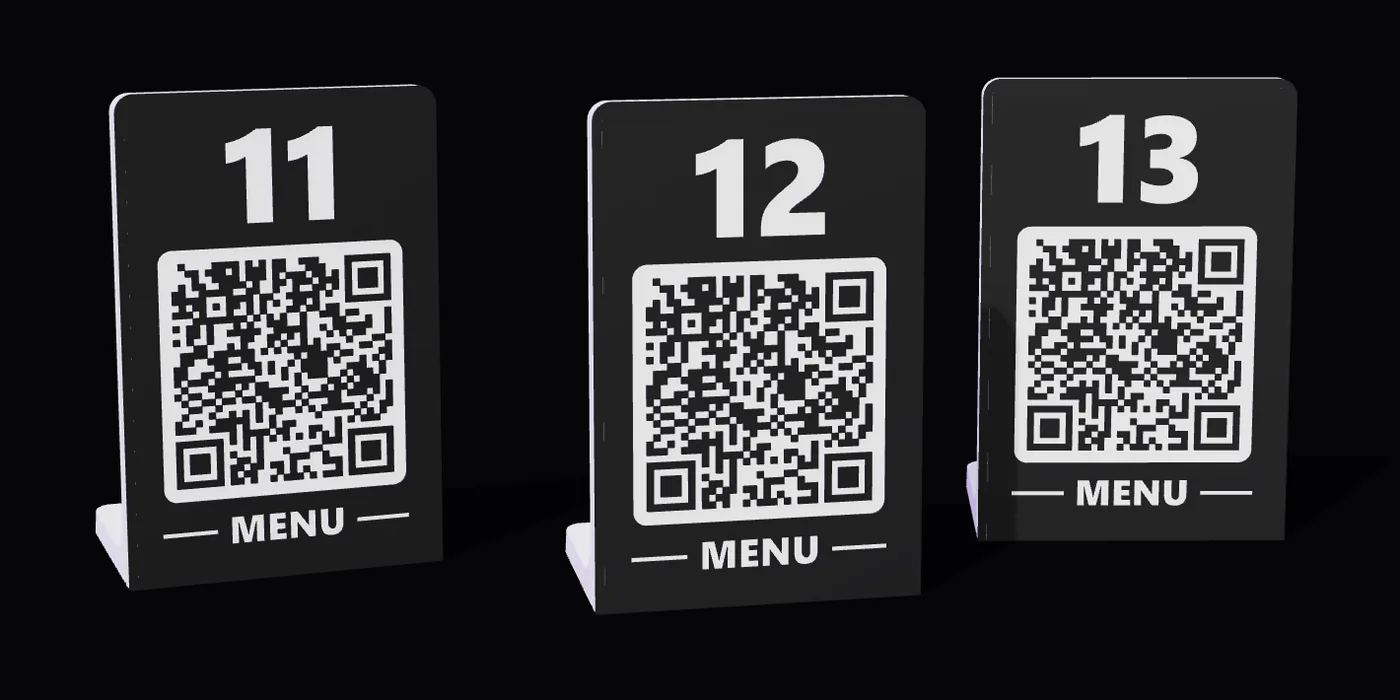 Tre segnatavolo neri stampati in 3D, coi numeri 11, 12 e 13, ognuno col suo QR